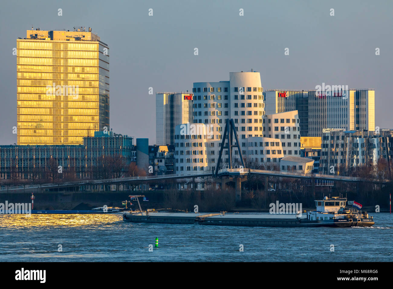 Düsseldorf, Deutschland, die Gehry-bauten, Neue Zollhof, im Medienhafen, Media port District, hinter dem RWI4 Gebäudekomplex, Stadttor Gebäude Stockfoto