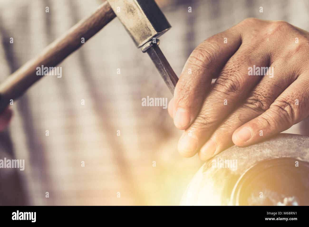 Thai Handwerk stahl Gravieren mit Hammer Fine Arts High detail und Wert der Kultur Stockfoto