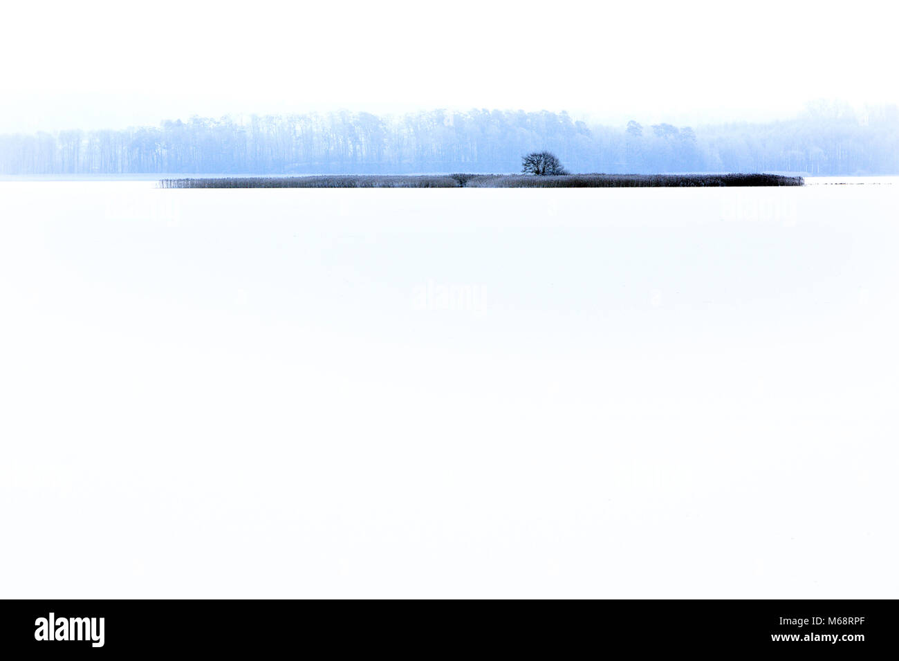 Winterlandschaft mit gefrorenen See und Wälder in Masuren Lakes District in Polen - Lasmiady See in der Nähe der Stadt Elk Stockfoto
