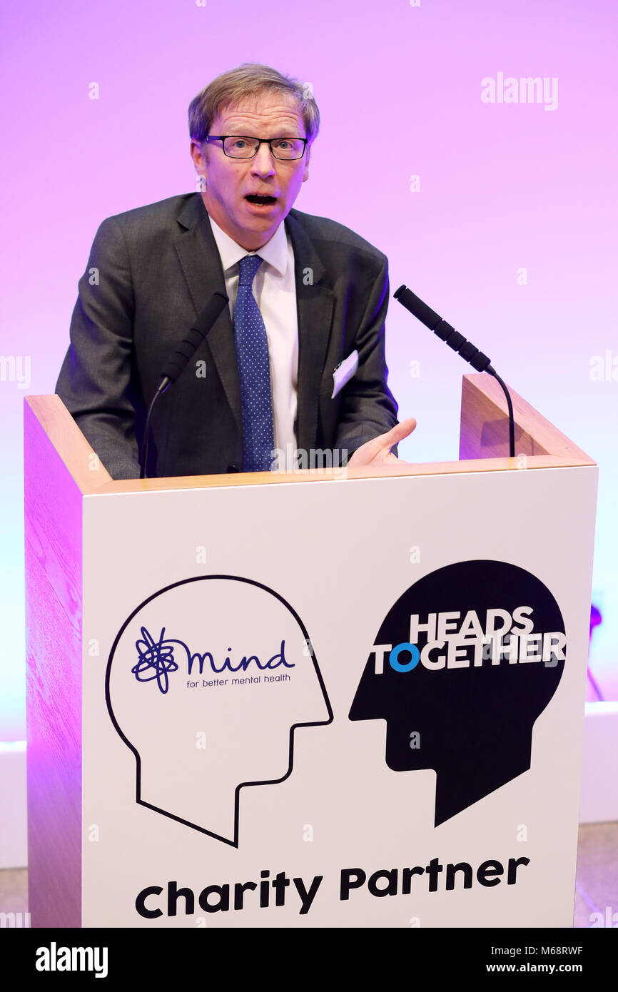 CEO von Verstand, Paul Farmer nimmt an einer Sitzung mit dem Herzog von Cambridge am Arbeitsplatz Wohlbefinden Konferenz bei Unilever House, London, wo er die Bedeutung der psychischen Wohlbefinden am Arbeitsplatz hervorgehoben und neue Köpfe zusammen am Arbeitsplatz psychische Gesundheit Initiativen eingeführt. Stockfoto