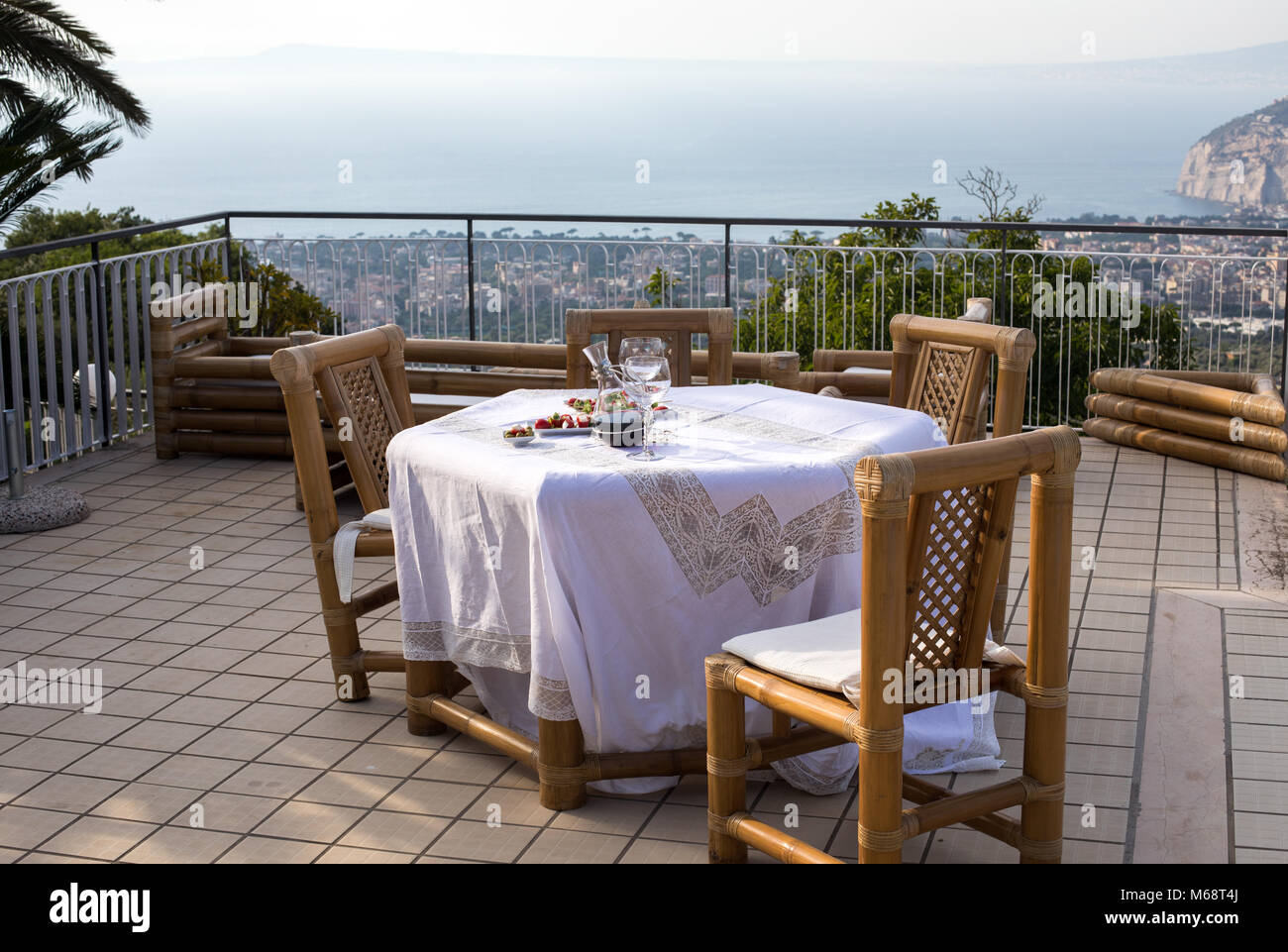Für das Abendessen auf der Terrasse mit Blick auf die Bucht von Neapel und den Vesuv. Sorrento. Italien Stockfoto