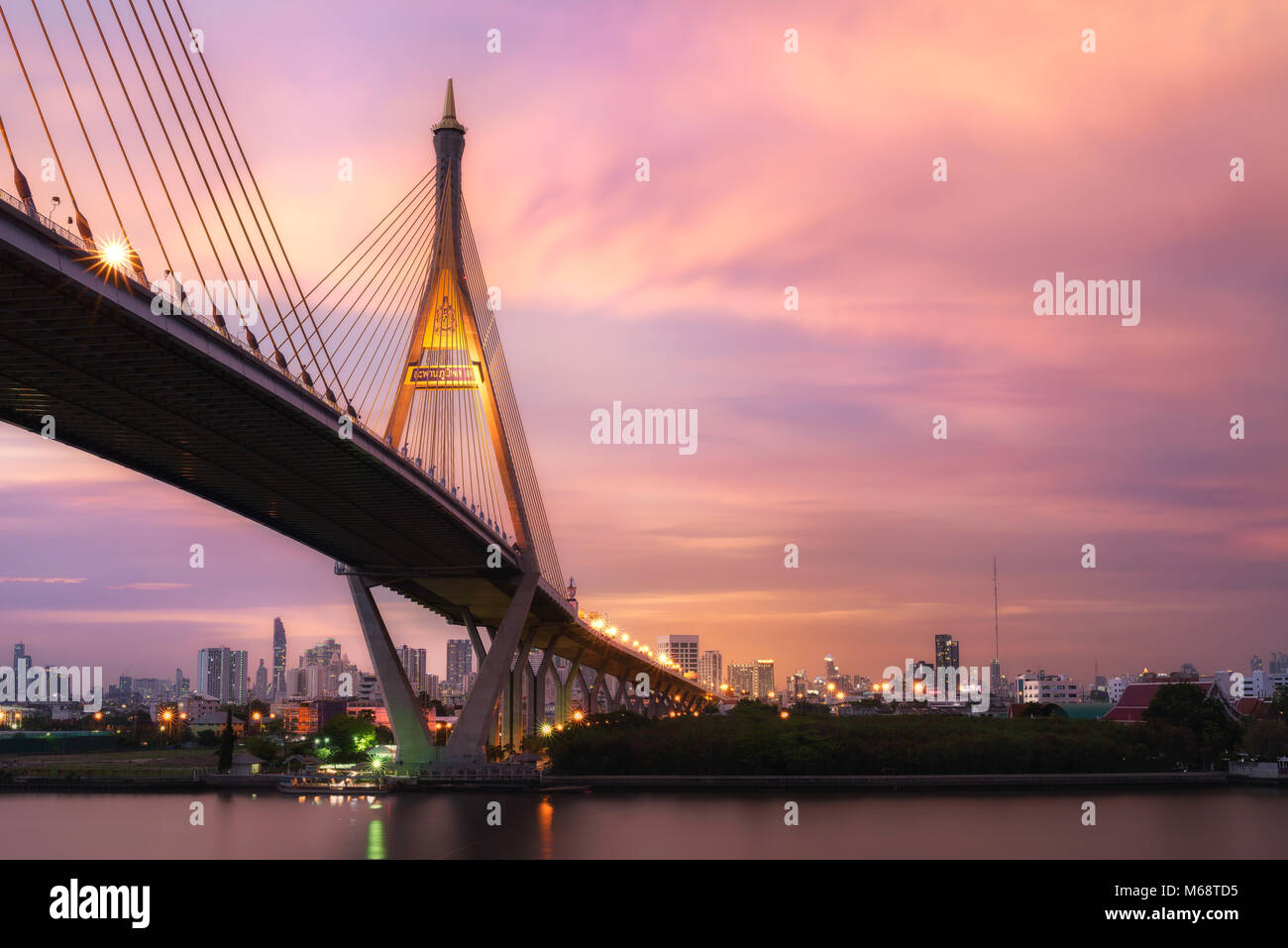 Die große Seilbrücke name Bhumibol Brücke, Big River auf die Stadt bei Sonnenuntergang in Bangkok, Thailand. Stockfoto