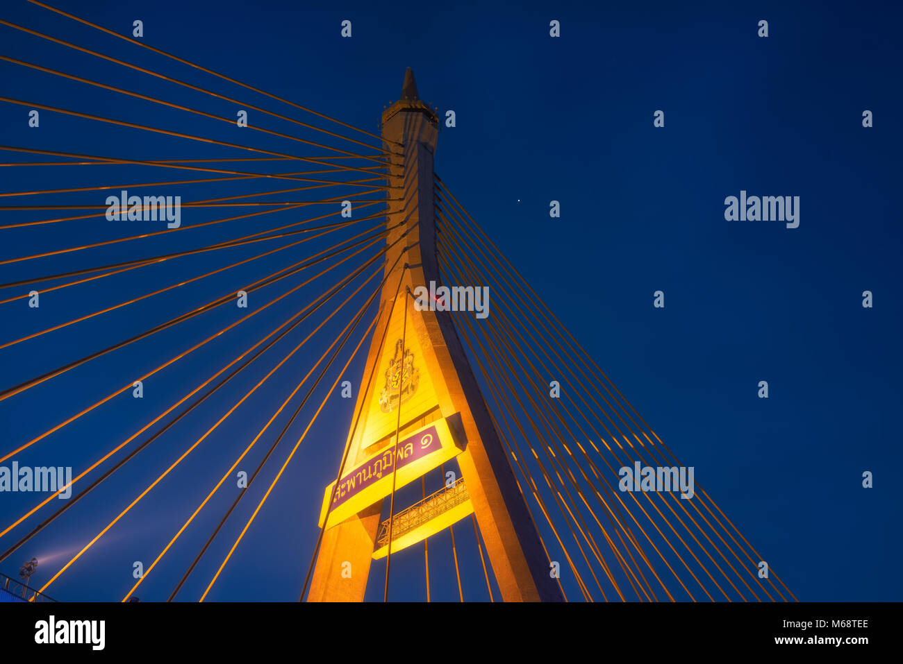 Leiter der Große Seilbrücke name Bhumibol Brücke, Big River auf die Stadt bei Sonnenuntergang in Bangkok, Thailand. Stockfoto