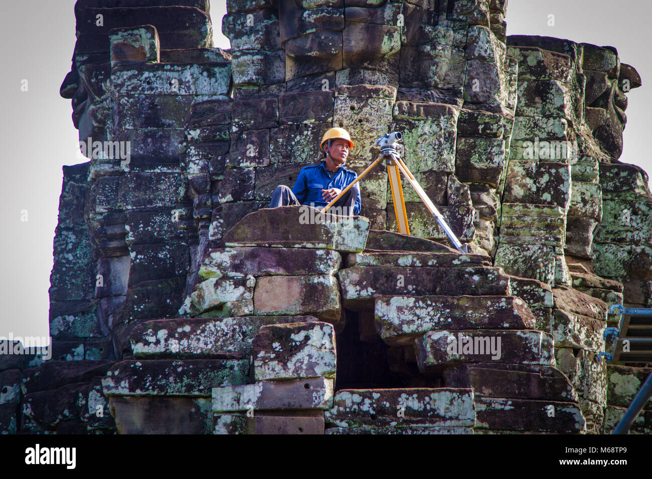 Arbeitnehmer Renovierung einen Abschnitt von Angkor Wat, Kambodscha Stockfoto