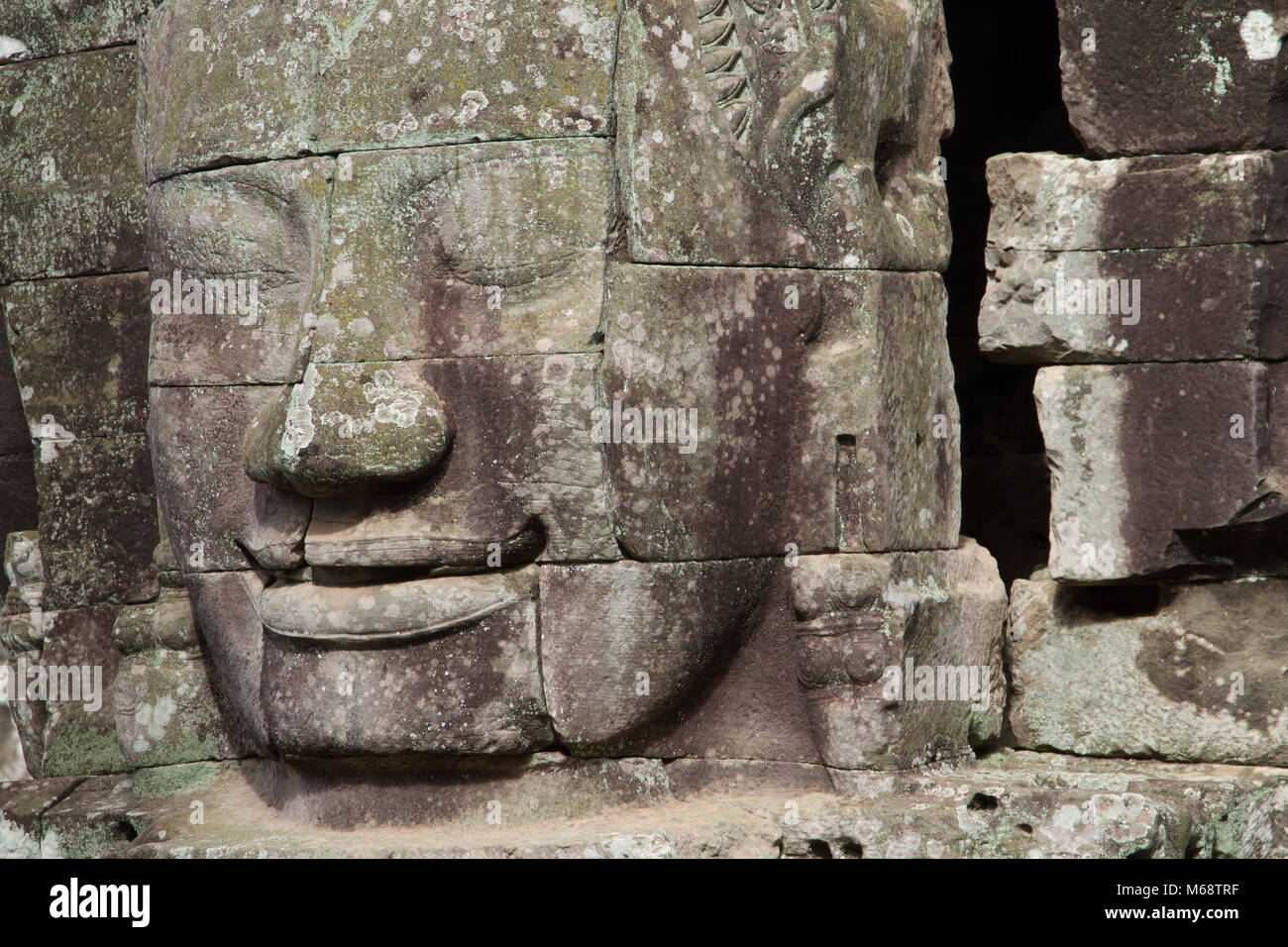 Sculpted Gesichter in die Wände und Türme von Angkor Wat, Kambodscha. Stockfoto