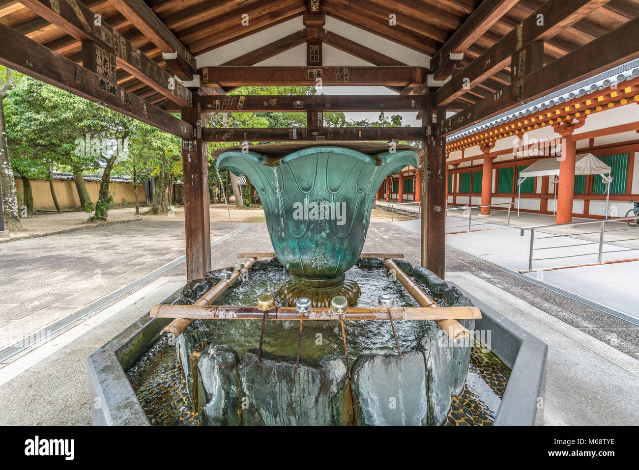 Nara - 25. August 2017: hishaku Schöpflöffel von Chozuya oder Temizuya wasser Waschung Pavillon auf Yakushi-Ji Tempel. Als UNESCO-Weltkulturerbe, wie aufgeführt Stockfoto