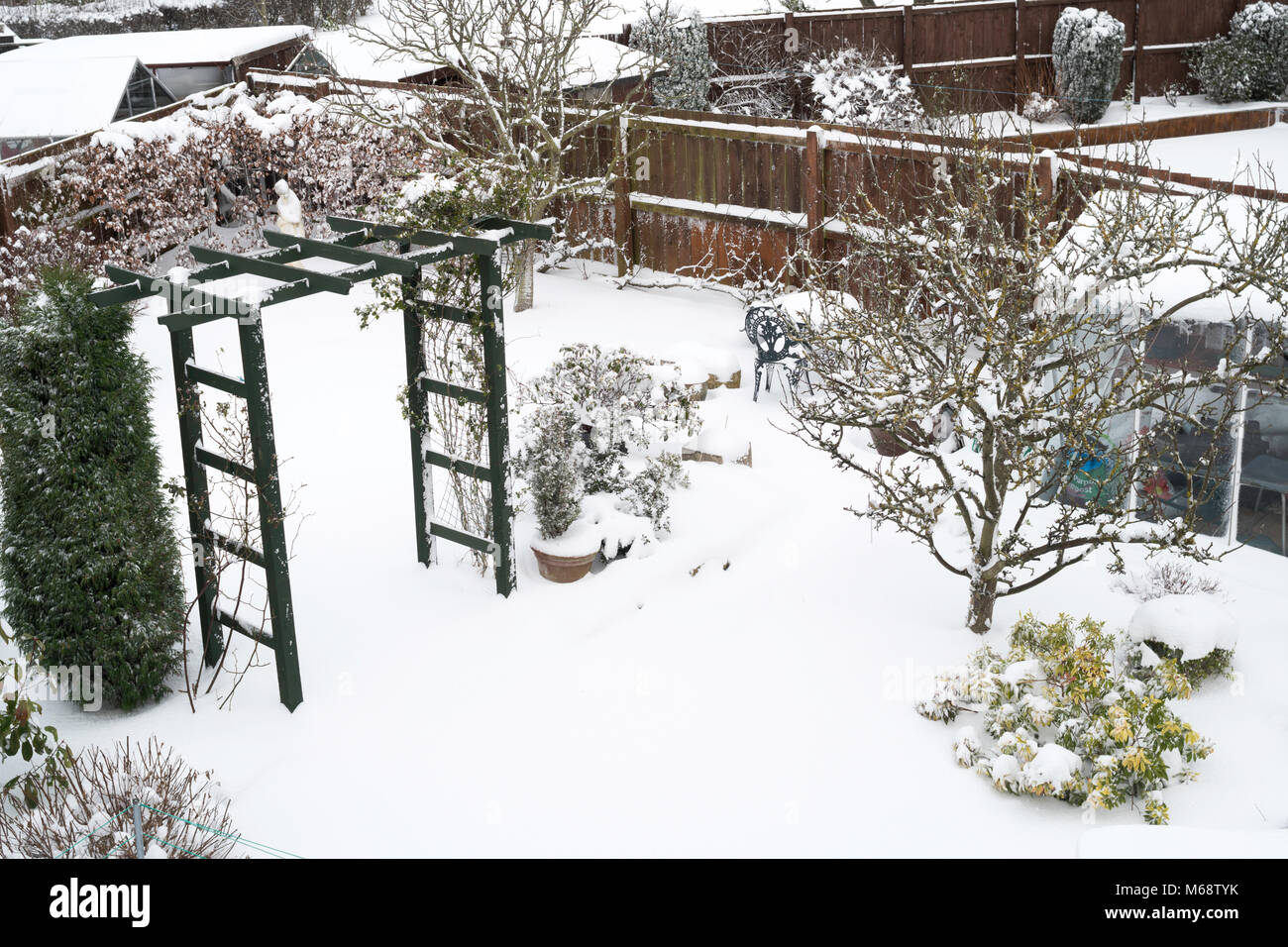 Eine verschneite Vorstadt Garten im Winter, North East England, Großbritannien Stockfoto