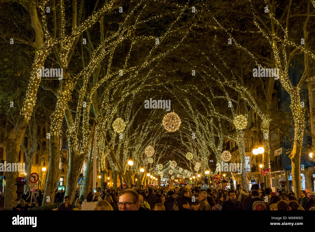 Weihnachtliche Festbeleuchtung in Palma de Mallorca, mit dem 'geboren' Stockfoto