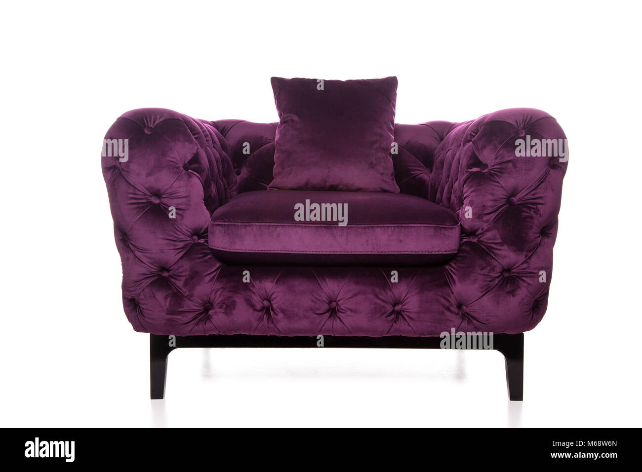 Retro Stil Sessel, alten Stil dark purple Vintage Sessel auf weißem Hintergrund. Stockfoto