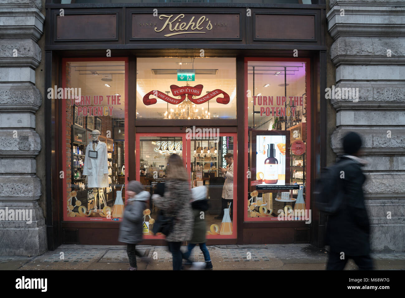 Im Anschluss an die Nachrichten von zwei High Street Einzelhändler vor dem Aus, Es gibt Ängste für andere. Ein Blick auf die Einzelhändler des Kiohl in Regents Street in Stockfoto