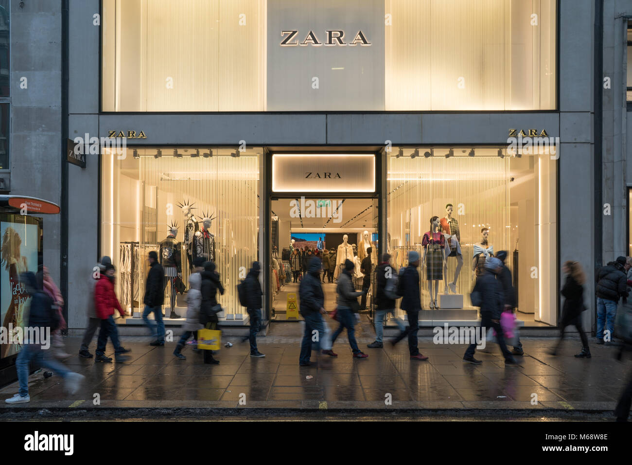 Im Anschluss an die Nachrichten von zwei High Street Einzelhändler vor dem Aus, Es gibt Ängste für andere. Ein Blick auf die Einzelhändler Zara in der Oxford Street in London. Stockfoto