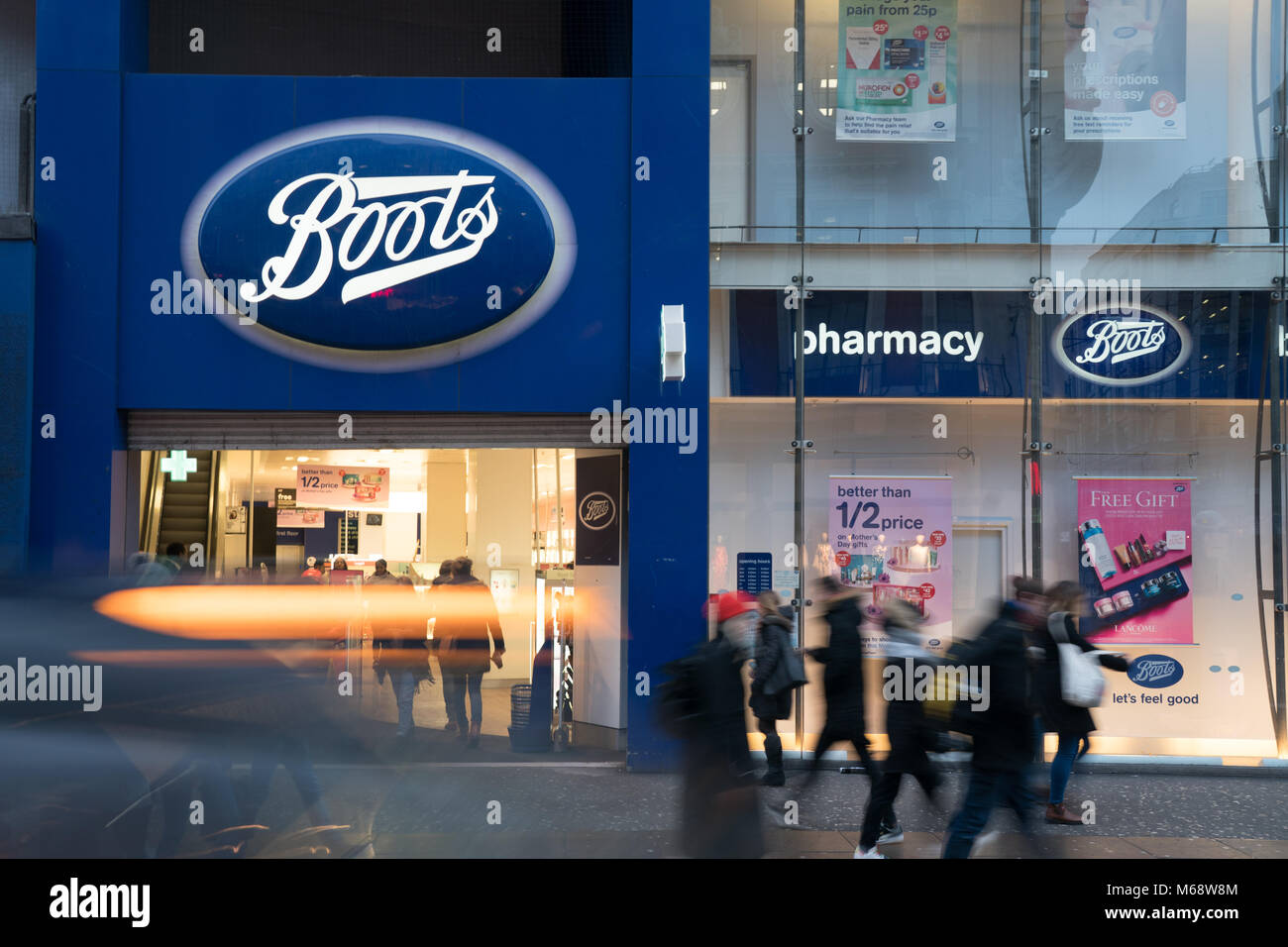 Im Anschluss an die Nachrichten von zwei High Street Einzelhändler vor dem Aus, Es gibt Ängste für andere. Ein Blick auf die Einzelhändler Aufladungen in der Oxford Street in London. Stockfoto