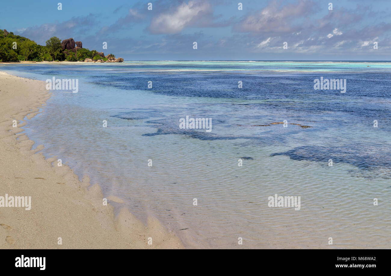 Einsamen tropischen Strand auf La Digue, Seychellen. Stockfoto