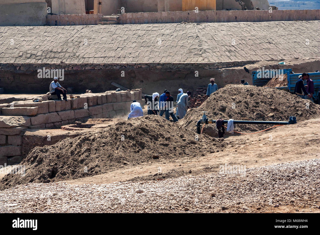LUXOR, ÄGYPTEN - 17. FEBRUAR 2010: Arbeitnehmer bei der Ausgrabungsstätte in Luxor, Ägypten Stockfoto