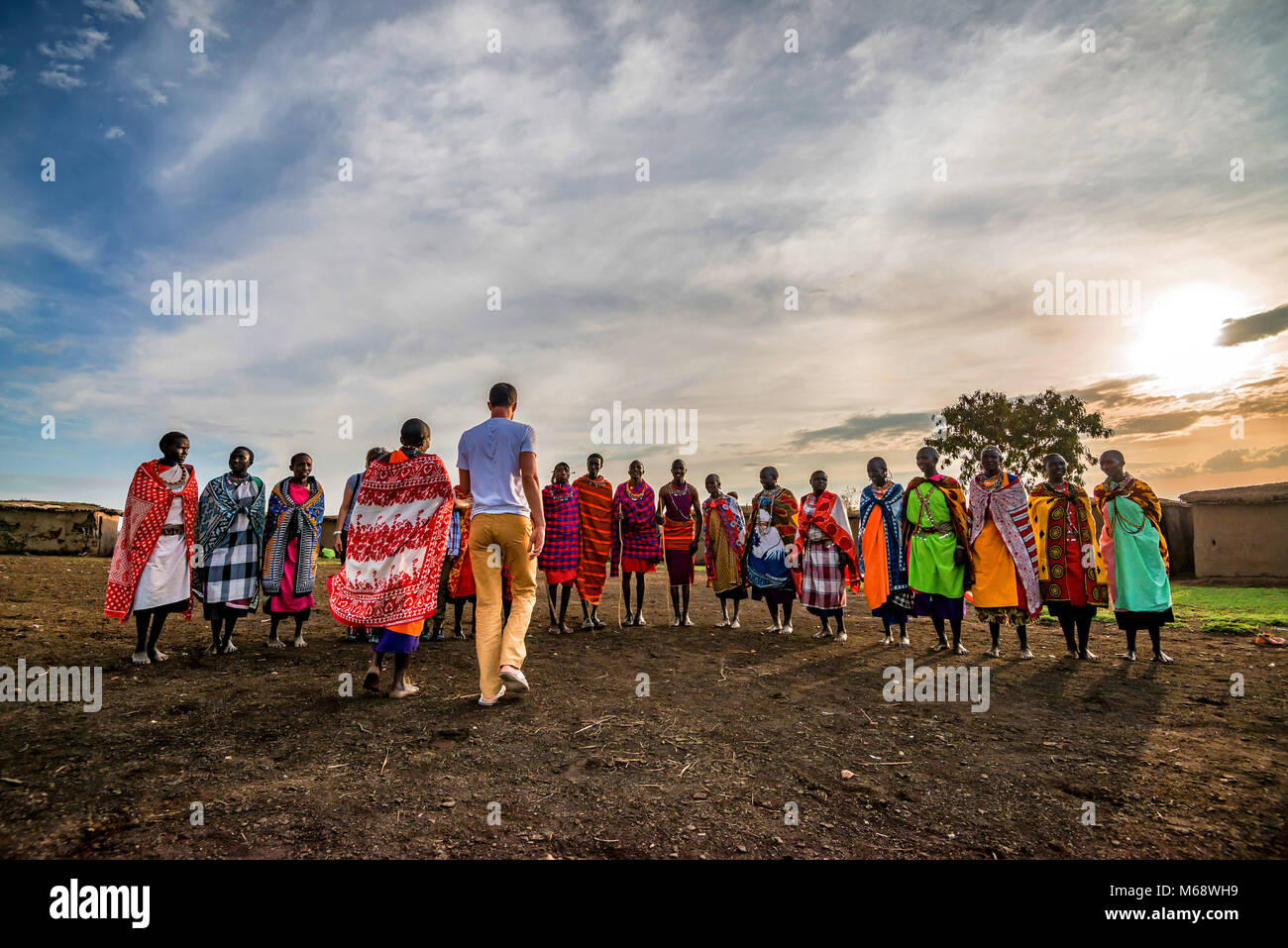 Masai Dorf, KENIA - Januar 2, 2015: Touristische und Massai Stockfoto