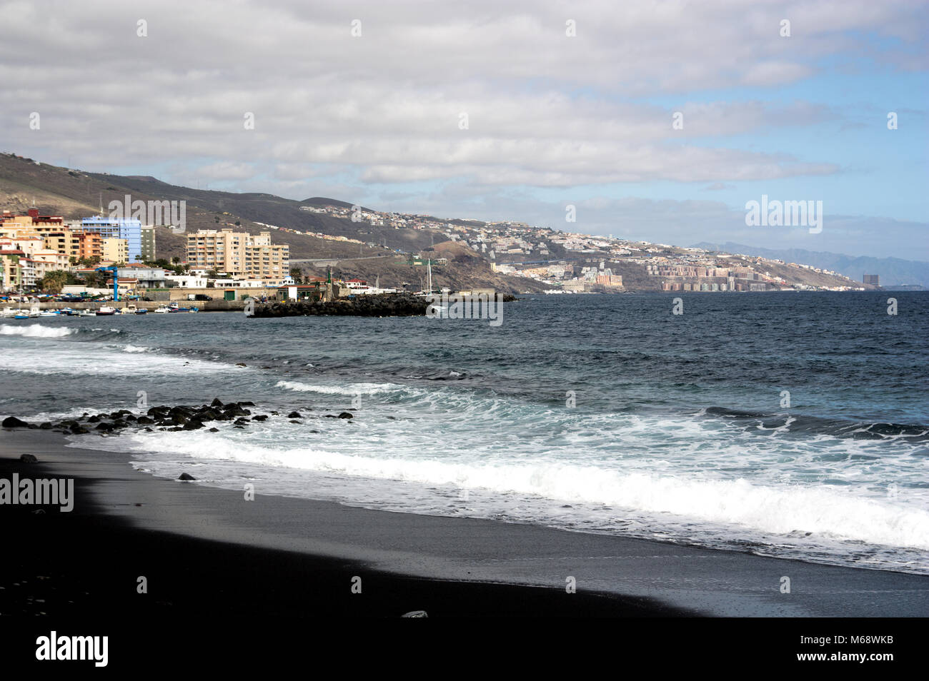 Blick auf das Meer vom schwarzen Lavastrand Stockfoto