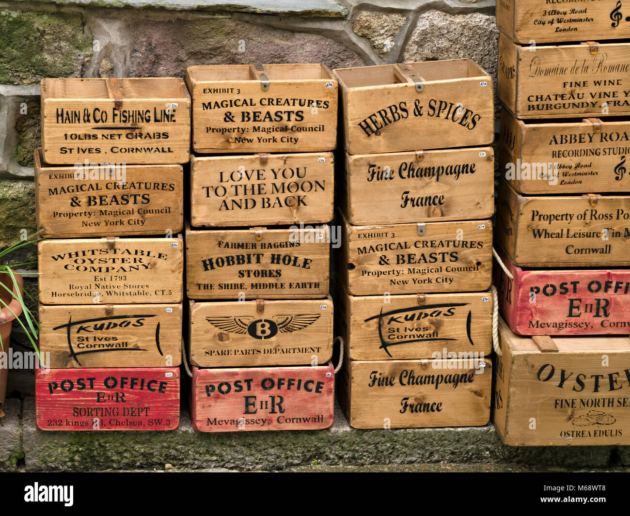 Neuheit Holz- lagerung Kisten aus wiedergewonnenem Fisch Aufbewahrungsboxen gemacht. Stockfoto