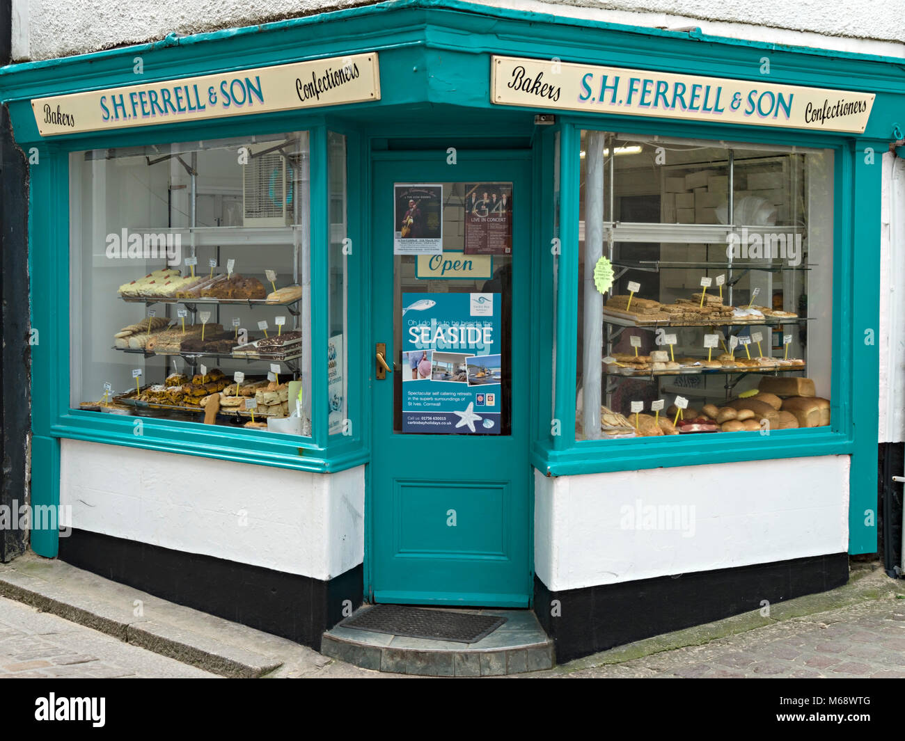 Alte traditionelle Bäckerei und Süßwaren Ecke Shop 'S.H. Ferrell und Son', Fore Street, St. Ives, Cornwall, England, Großbritannien Stockfoto