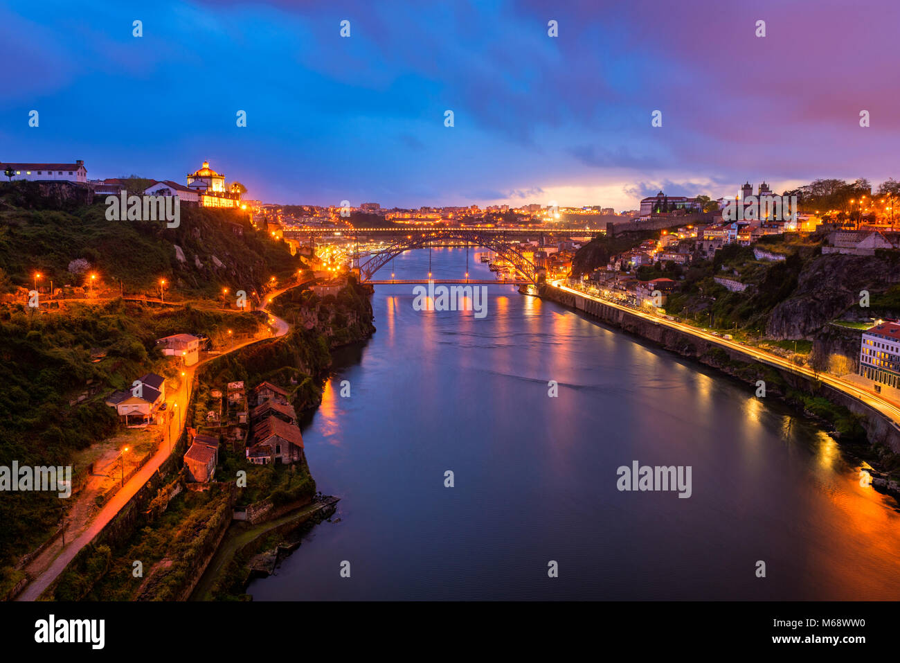 Hohe Betrachtungswinkel auf dem Douro Fluss und Dom Luis I Brücke in Porto Portugal in der Dämmerung Stockfoto