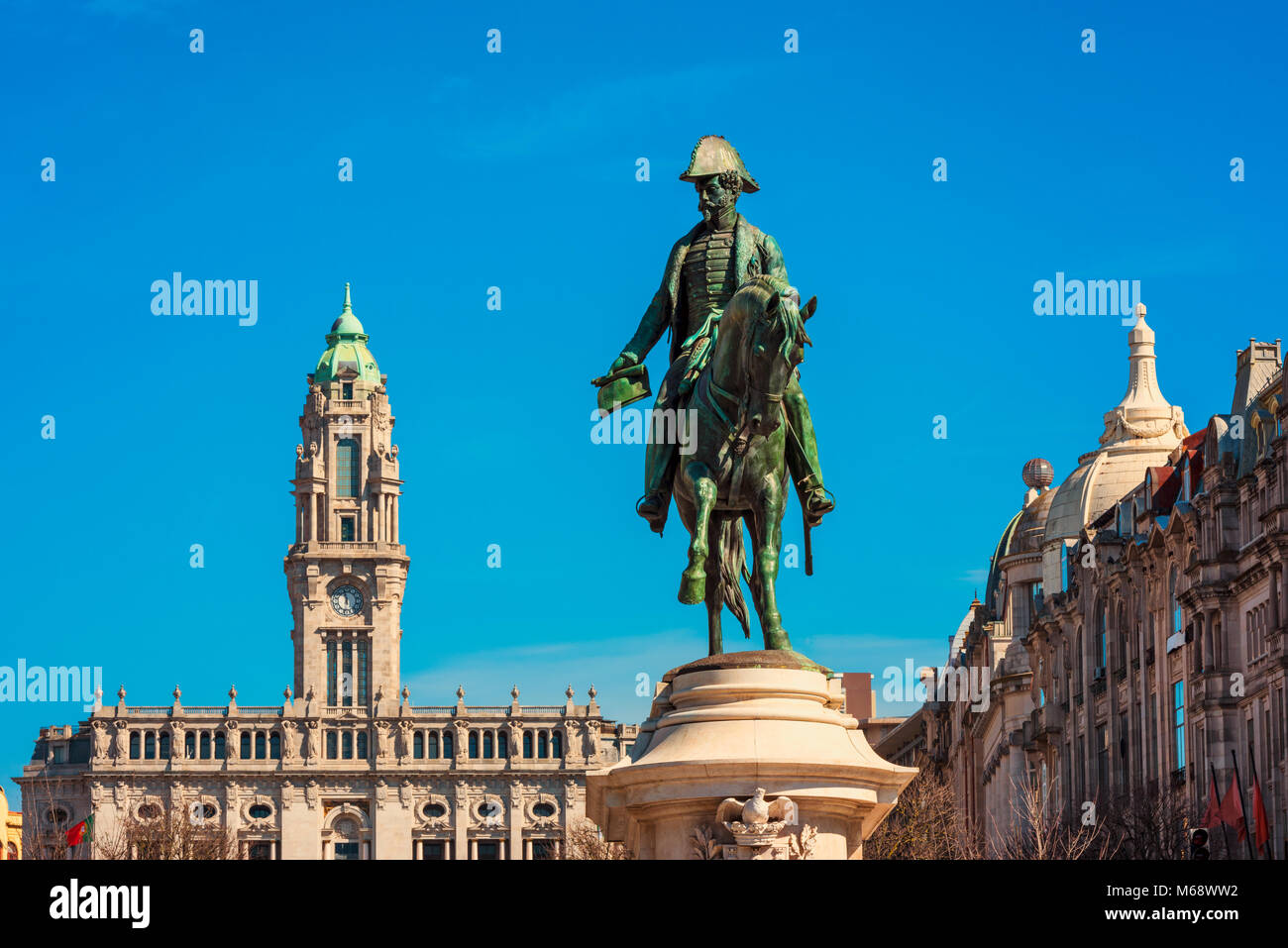 Marktplatz in Porto, Portugal mit Statue und Rathaus Stockfoto