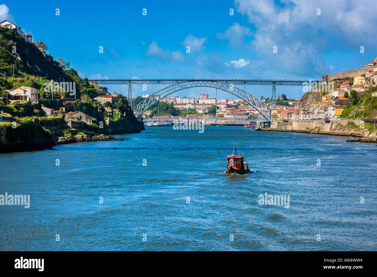Rabelo Boot auf dem Fluss Douro nähert sich dem Dom Luis I Brücke in Porto, Portugal Stockfoto