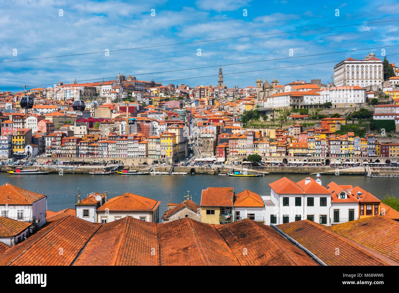 Blick auf Porto Portugal aus über den Fluss Douro in Vila Nova de Gaia Stockfoto
