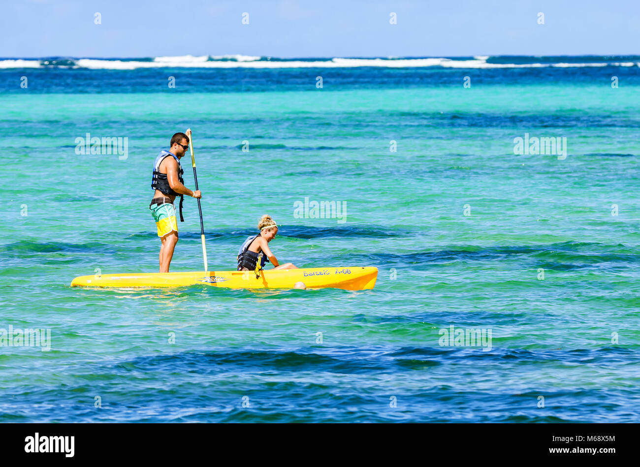 SANTO DOMINGO, DOMINIKANISCHE REPUBLIK - 29 Oktober, 2015: Paar Kajakfahren im Meer Stockfoto