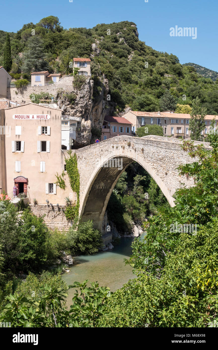 Pont de Nyons mittelalterliche Brücke über die eygues Fluss Nyons Drôme Auvergne-Rh ône-Alpes Frankreich Stockfoto