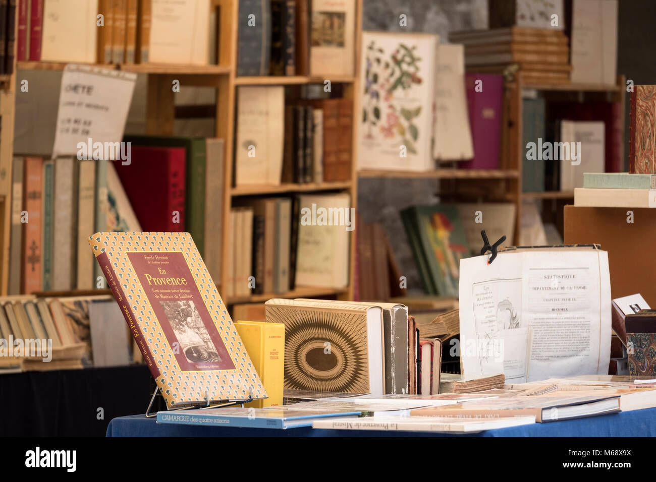 Altes Buch stall Grignan Nyons Drôme Auvergne-Rh ône-Alpes Frankreich Stockfoto