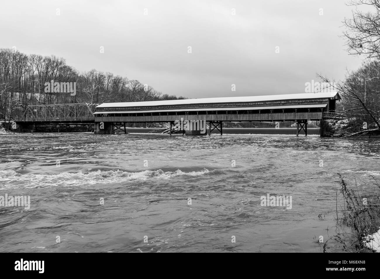 Die Harpersfield überdachte Brücke und Damm auf dem Grand River im Nordosten von Ohio. Stockfoto