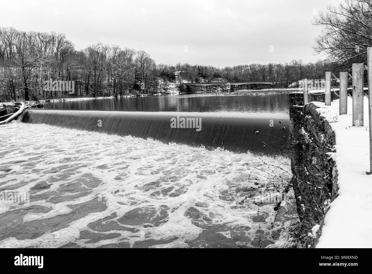 Die Harpersfield überdachte Brücke und Damm auf dem Grand River im Nordosten von Ohio. Stockfoto