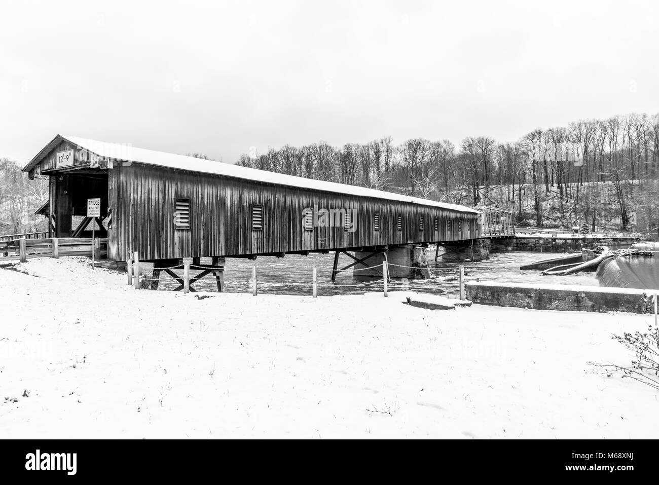 Die Harpersfield überdachte Brücke und Damm auf dem Grand River im Nordosten von Ohio. Stockfoto