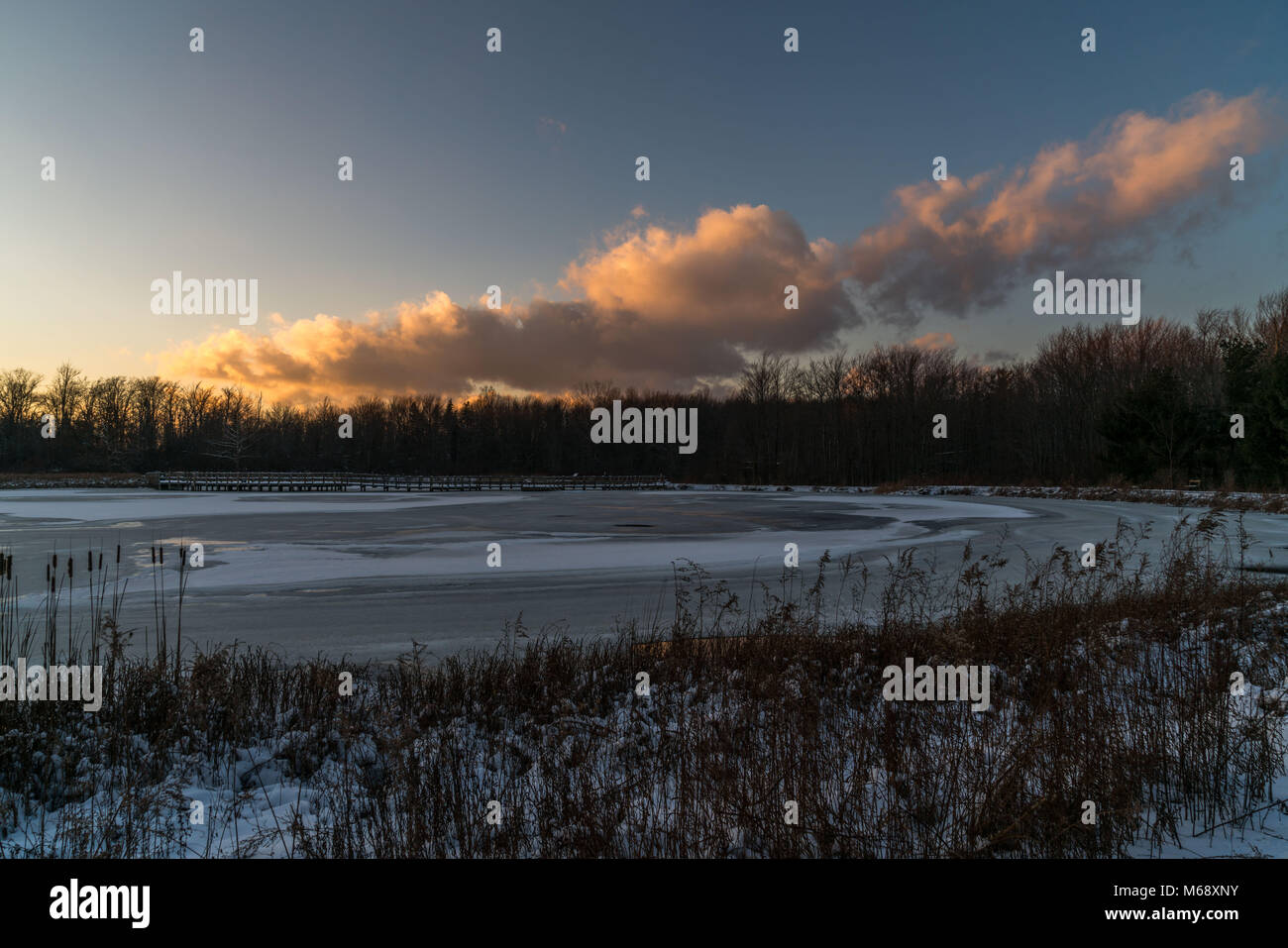 Ein Spaziergang durch den Park an einem kalten Wintertag im Nordosten von Ohio bei Sonnenuntergang. Stockfoto