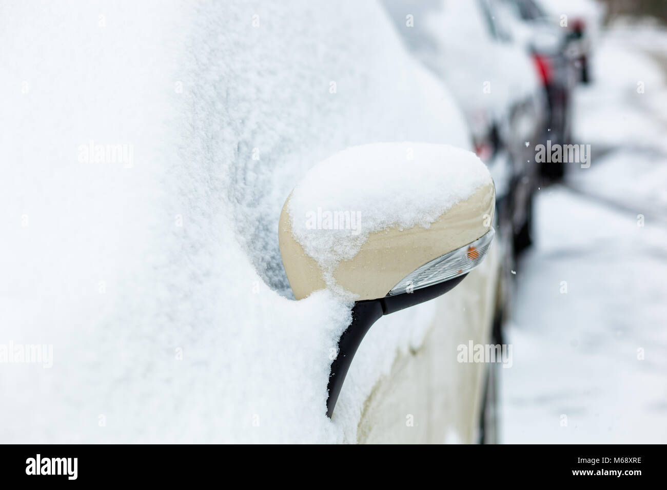 Rückspiegel mit Schnee bedeckt. Transport nach dem Schneefall. Stockfoto