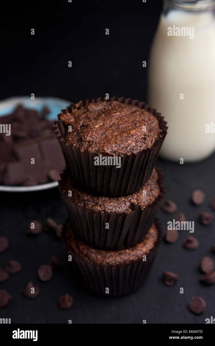 Vollkornbrot Double Chocolate Chip Muffins in einer dunklen Umgebung Stockfoto