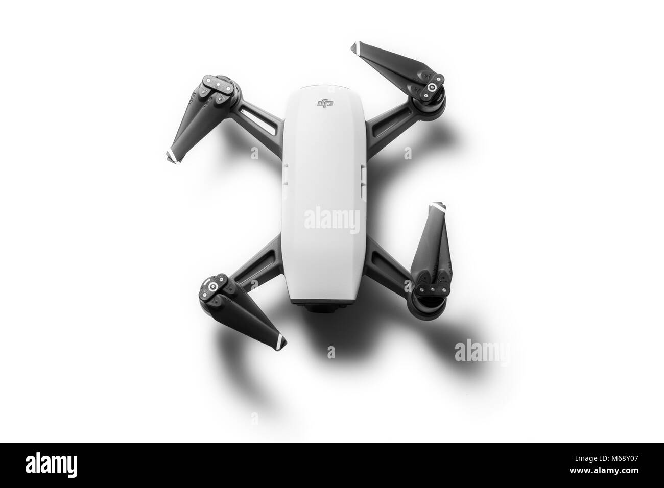 Varna, Bulgarien - 17. Februar 2018: Flying drone quadcopter Dji Spark ist mini Drone, verfügt über alle dji Signatur Technologien, auf Wh isoliert Stockfoto