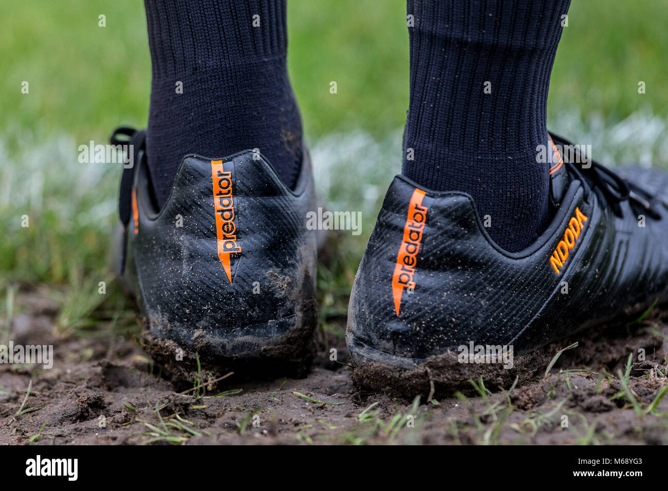 Linienrichter Nododa Dlamini Socken und Stiefel bei Continental die Women's Cup Match zwischen Chelsea Damen und London Bienen bei Stoke Park, Staines, En Stockfoto