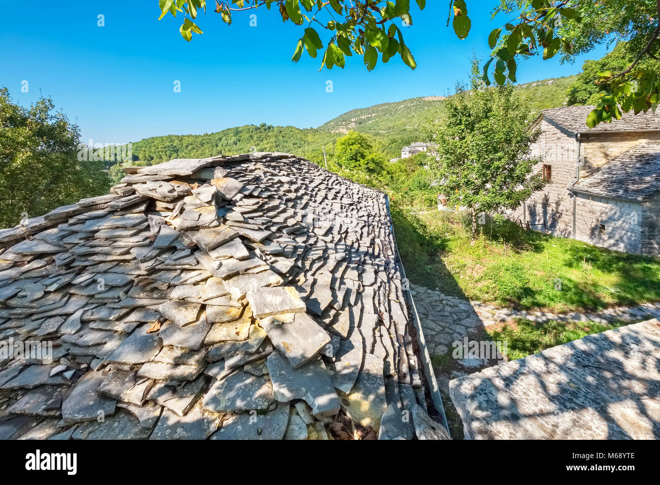 Stein Dächer und Häuser in Monodendri, einem der Dörfer der Zagoria. Epirus, Griechenland Stockfoto