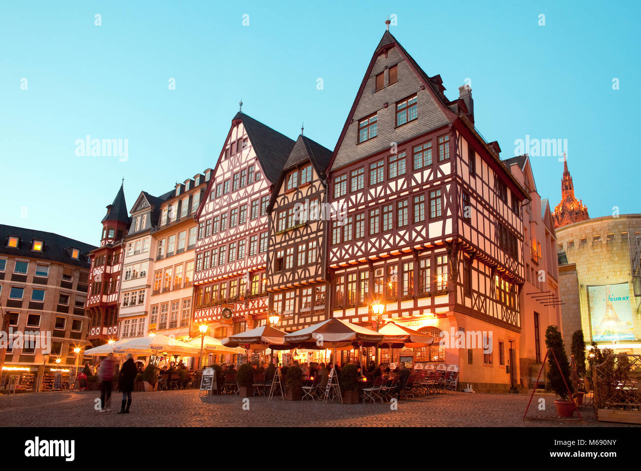 Frankfurt am Main, Hessen, Deutschland - Nachtleben, Restaurants und Souvenirläden am Römerberg Platz, die Altstadt und den Rom Stockfoto
