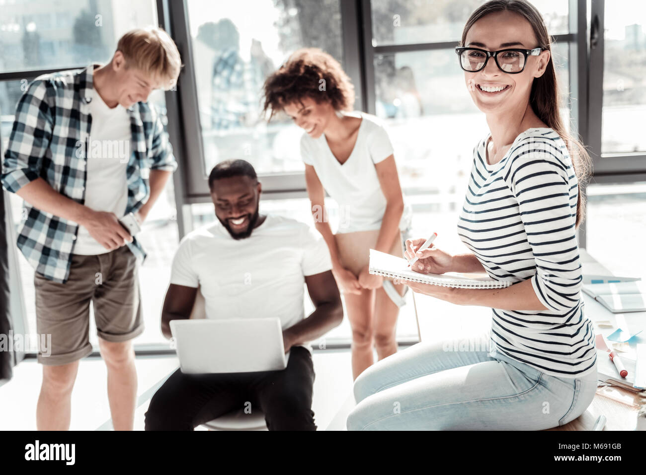 Positive intelligente Frau, die ihre Noten Holding Stockfoto