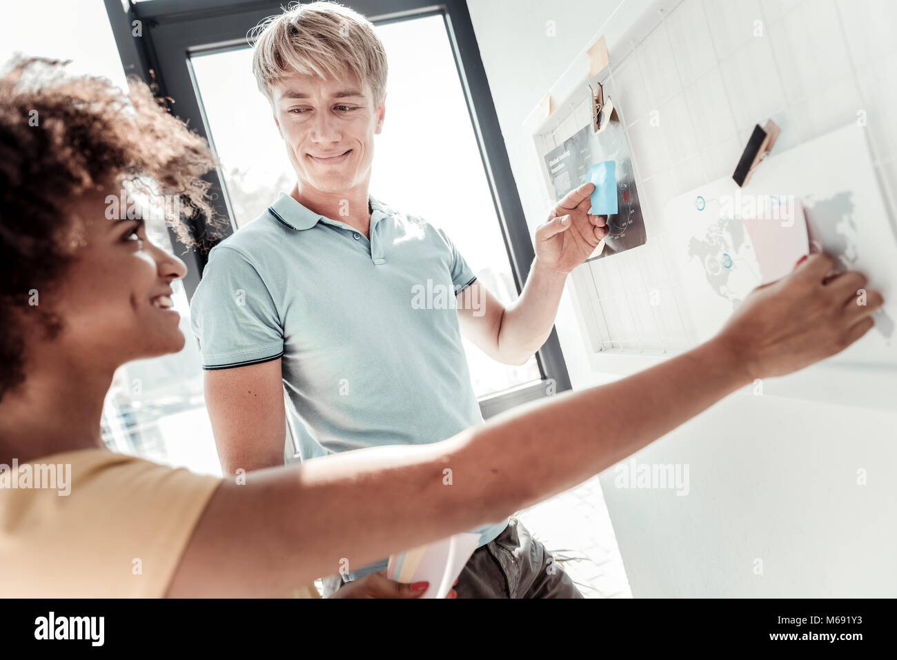 Schönen blonden Mann an seinem Kollegen suchen Stockfoto