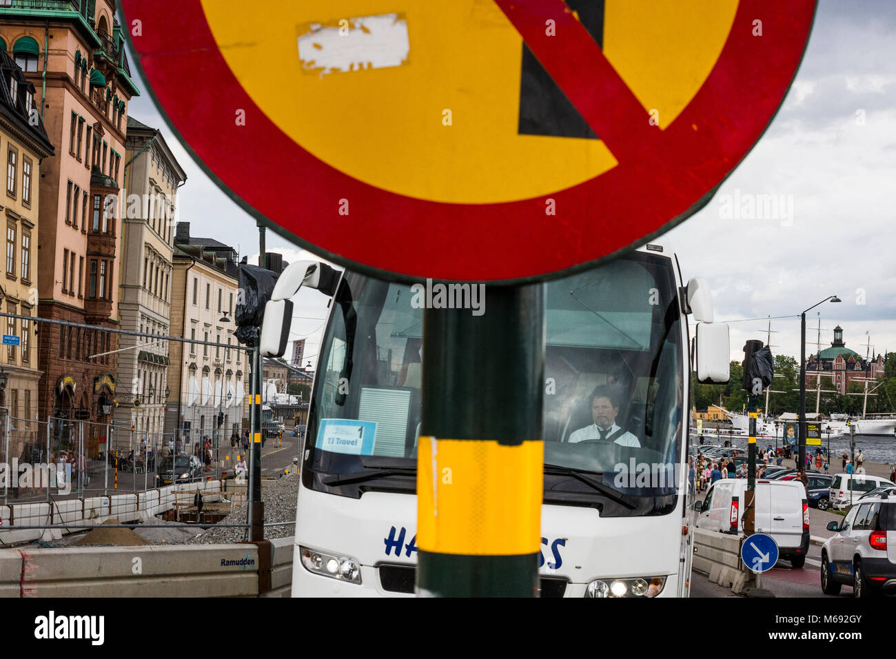 Ein Tourist Bus fährt in Richtung Gamla Stan in Stockholm, Schweden. Stockfoto