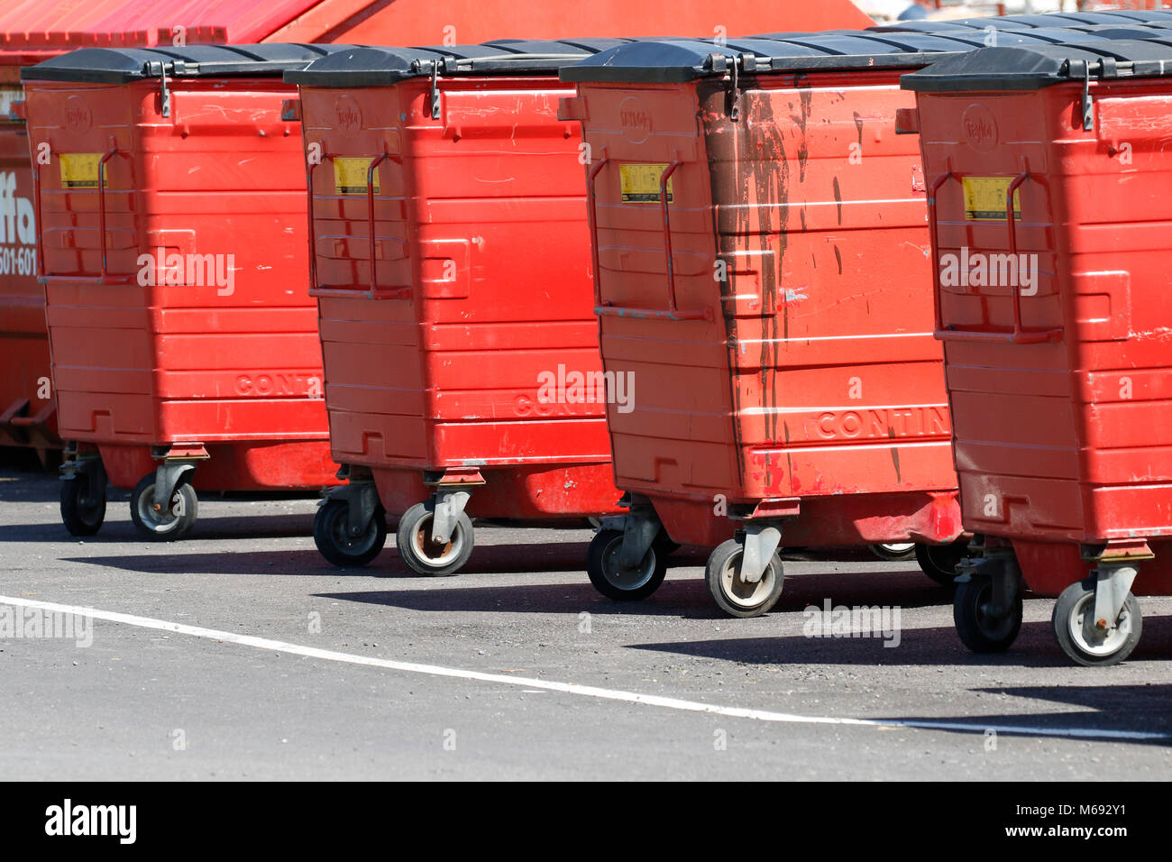Swansea, Großbritannien. 6 Juy, 2017. Red Müllabfuhr überspringt, ansonsten wie wheely Bins bekannt, bei Broughton Farm Caravan Park, Halbinsel Gower, Swansea. Stockfoto
