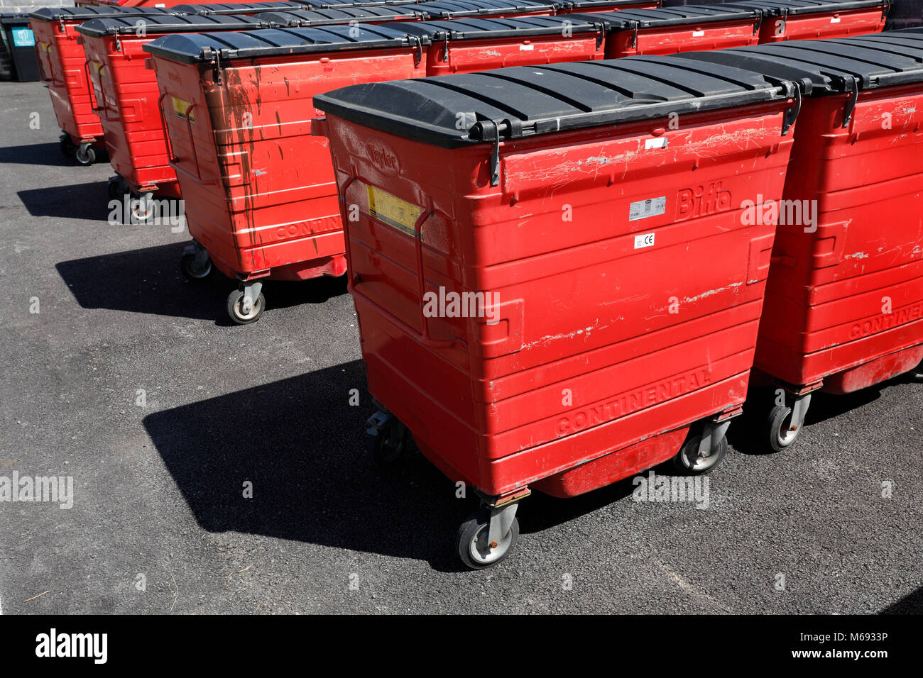 Swansea, Großbritannien. 6 Juy, 2017. Red Müllabfuhr überspringt, ansonsten wie wheely Bins bekannt, bei Broughton Farm Caravan Park, Halbinsel Gower, Swansea. Stockfoto