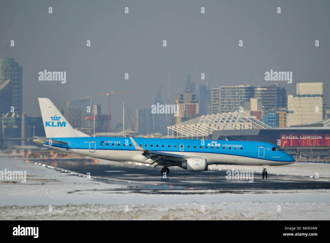 London, UK, 28. Februar 2018 Schnee stört Flüge am Flughafen London City im Osten Londons durch Schnee, war Teil # BeastfromtheEast winter Sto Stockfoto