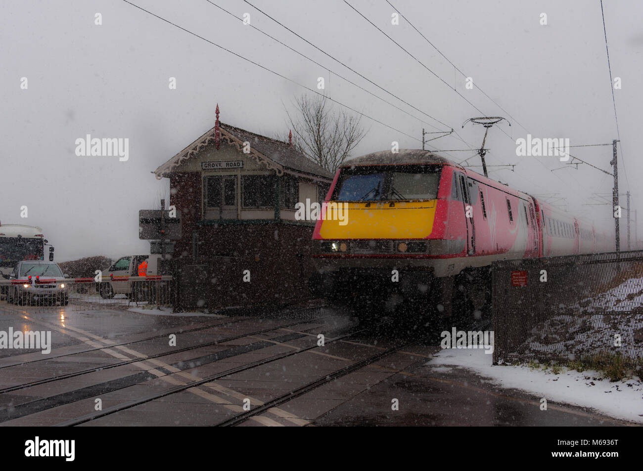 Jungfrau Ostküste zug Schlachten durch Schnee Sturm Emma. East Coast Main Line Railway in der Nähe von Retford. Privatisierte Franchise von Stagecoach und Virg Stockfoto