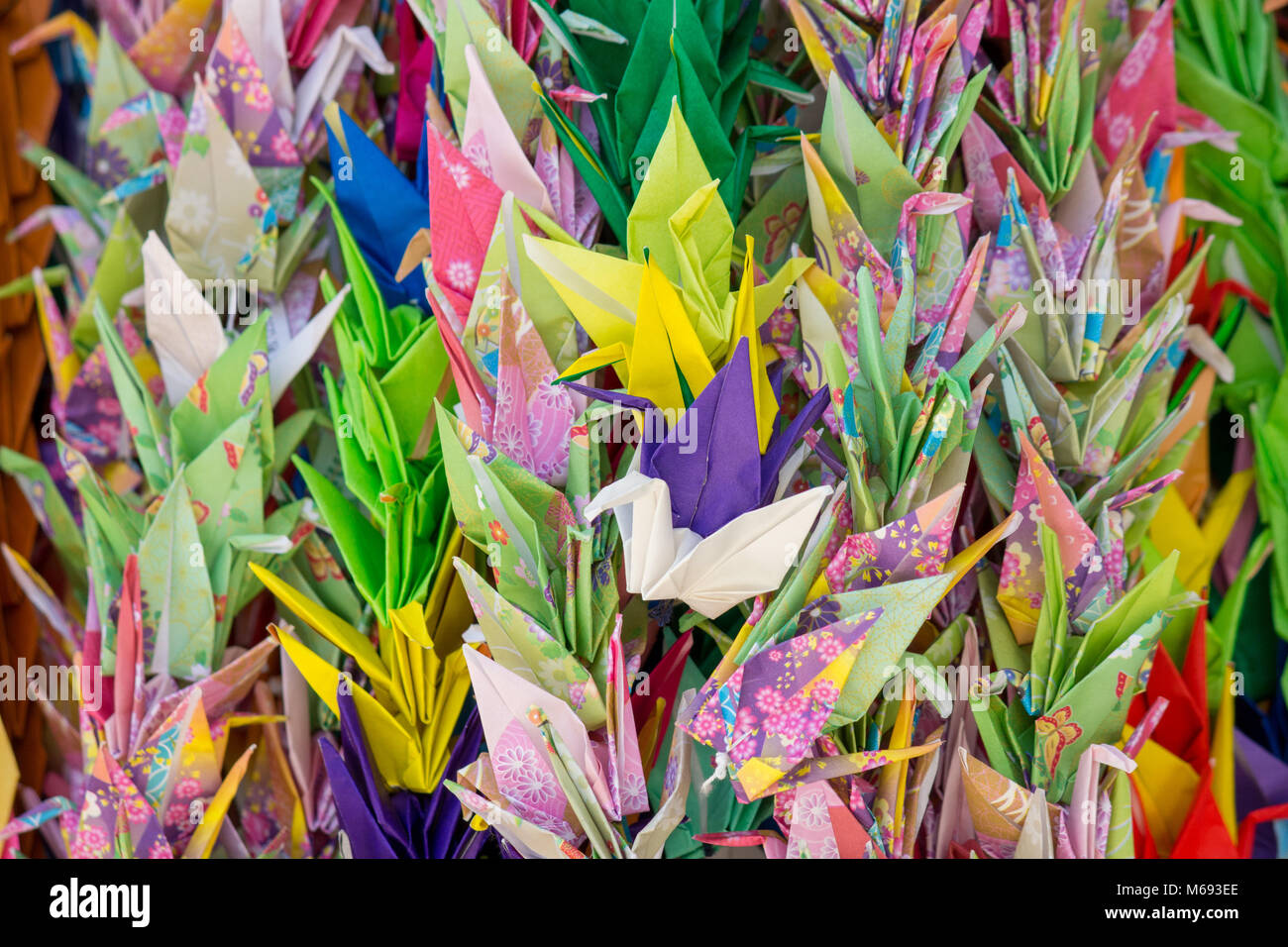 Papier Krane und Bänder um die Hiroshima Peace Memorial Park, Hiroshima, Japan. Stockfoto