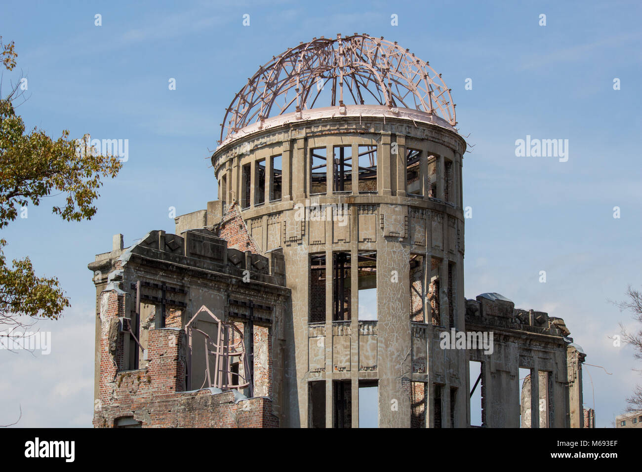 Die A-Bombe Kuppel ist das Skelett Ruinen der ehemaligen Präfektur Hiroshima Industrial Promotion Halle. Es ist das Gebäude an die hypozentrum am nächsten Stockfoto