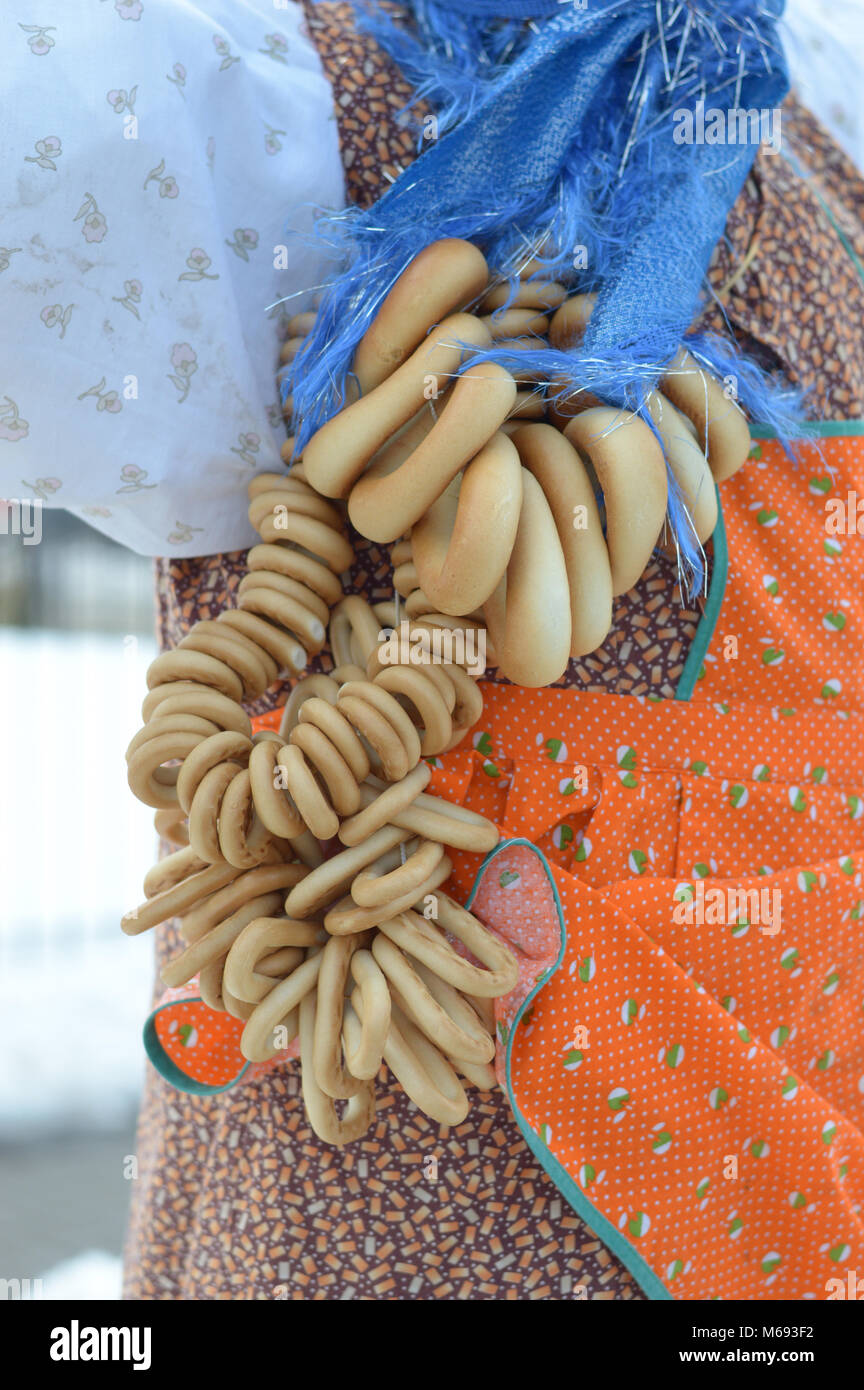 Kovrov, Russland. 13. März 2016. Faschings Feier. Ausstellung von Puppen. Festliche Puppe mit hängenden Bagels closeup Stockfoto