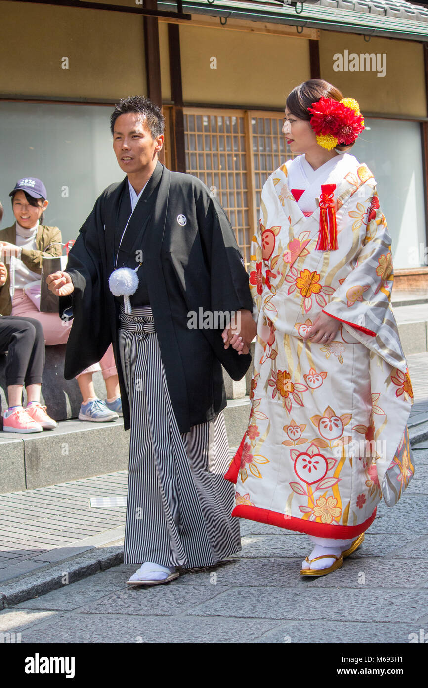 Ein Paar, das angestellt haben traditionelle japanische Kostüme sind dargestellt in der Gion in Kyoto, Japan in der Nähe der Kiyomizu-dera Buddhistischer Tempel. Stockfoto